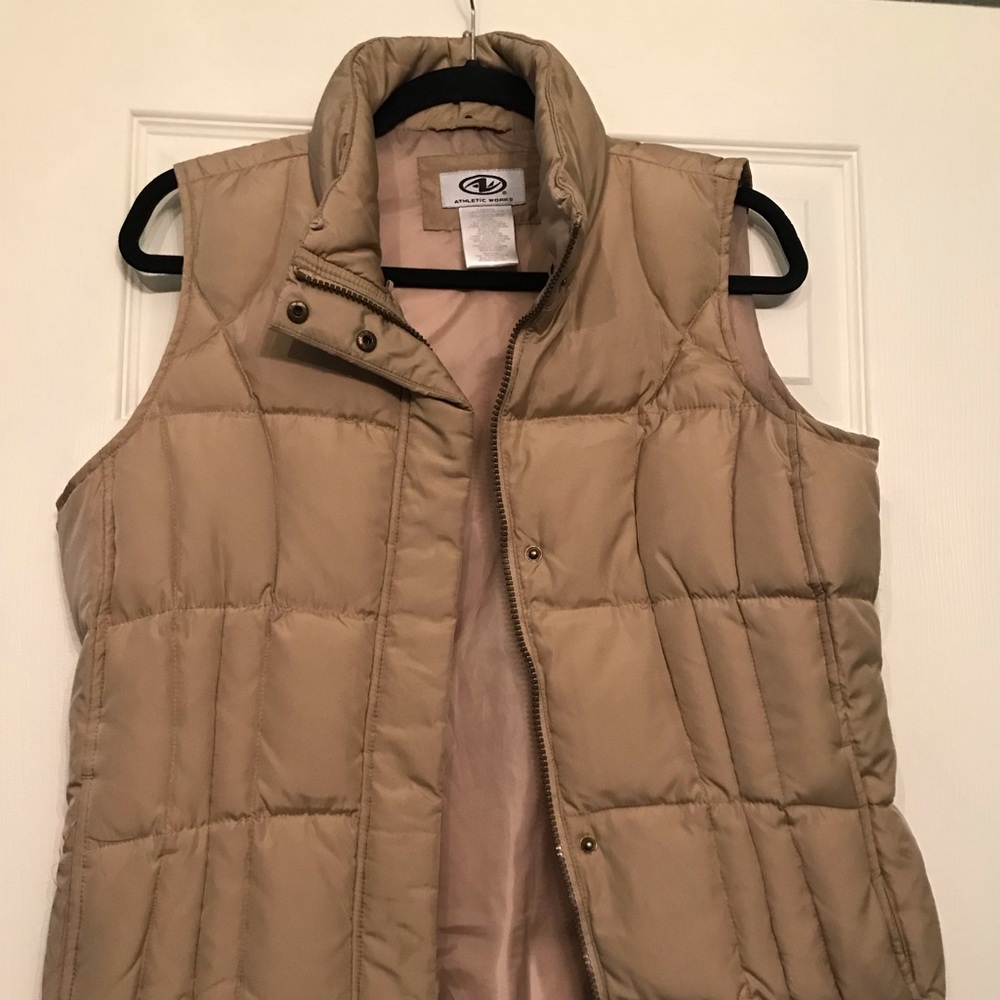 Puffy tan vest ❤️